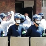 神戸山口組の本拠地を捜索する兵庫県警の捜査員=5日午前、淡路市志筑