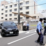 井上邦雄容疑者を乗せた京都府警の捜査車両=16日午前10時37分、神戸市中央区吾妻通5