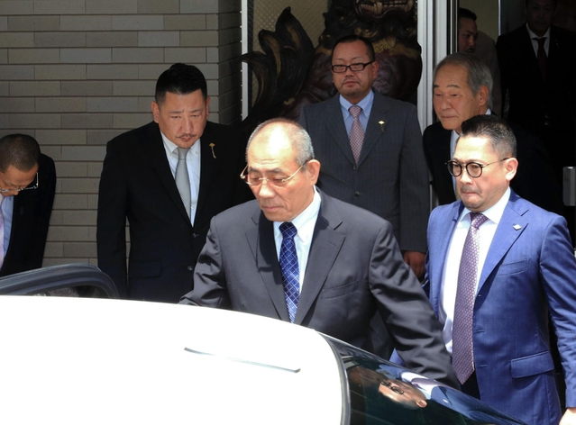 神戸山口組の定例会に、釈放後に初めて姿を見せた井上邦雄組長=10日午後1時24分、淡路市志筑