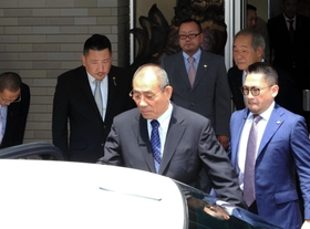 神戸山口組の定例会に、釈放後に初めて姿を見せた井上邦雄組長=10日午後1時24分、淡路市志筑 神戸山口組の定例会に、釈放後に初めて姿を見せた井上邦雄組長=10日午後1時24分、淡路市志筑
