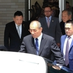 神戸山口組の定例会に、釈放後に初めて姿を見せた井上邦雄組長=10日午後1時24分、淡路市志筑