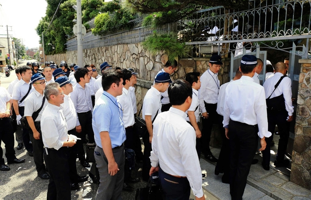 山口組の総本部を捜索する京都府警。分裂以降、全国の警察が捜索を重ねて動きをけん制する=2017年7月、神戸市灘区篠原本町4