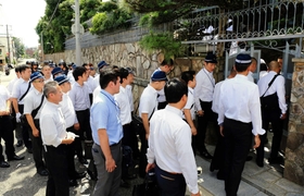 山口組の総本部を捜索する京都府警。分裂以降、全国の警察が捜索を重ねて動きをけん制する=2017年7月、神戸市灘区篠原本町4 山口組の総本部を捜索する京都府警。分裂以降、全国の警察が捜索を重ねて動きをけん制する=2017年7月、神戸市灘区篠原本町4