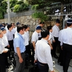 山口組の総本部を捜索する京都府警。分裂以降、全国の警察が捜索を重ねて動きをけん制する=2017年7月、神戸市灘区篠原本町4