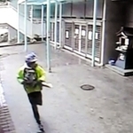 防犯カメラ映像に写った人物。事件直後、現場付近から走り去る様子が記録されていた(関係者提供)