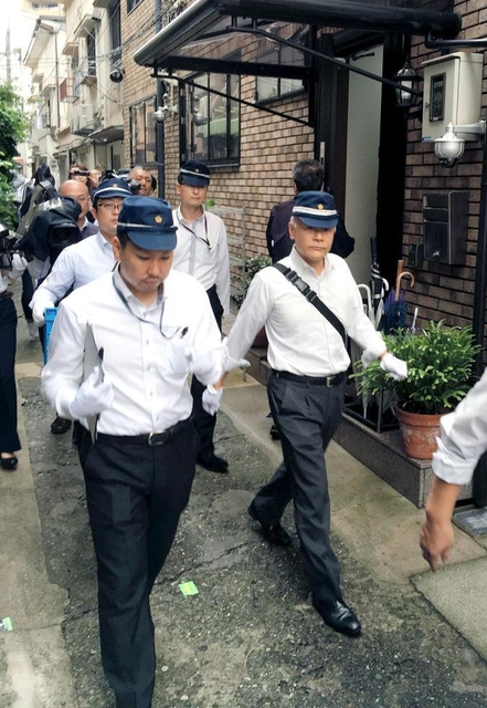 神戸山口組傘下の事務所を捜索した兵庫県警の捜査員=3日午前7時54分、神戸市中央区中山手通2