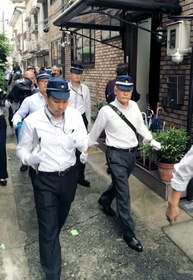 神戸山口組傘下の事務所を捜索した兵庫県警の捜査員=3日午前7時54分、神戸市中央区中山手通2 神戸山口組傘下の事務所を捜索した兵庫県警の捜査員=3日午前7時54分、神戸市中央区中山手通2