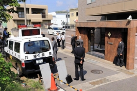 神戸山口組の本拠地で開かれた定例会。事件後、県警は入り口前で24時間態勢の警戒を続ける=10日、淡路市志筑 神戸山口組の本拠地で開かれた定例会。事件後、県警は入り口前で24時間態勢の警戒を続ける=10日、淡路市志筑