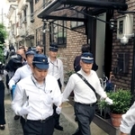 神戸山口組傘下の事務所を捜索した兵庫県警の捜査員=3日午前7時54分、神戸市中央区中山手通2