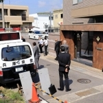 神戸山口組の本拠地で開かれた定例会。事件後、県警は入り口前で24時間態勢の警戒を続ける=10日、淡路市志筑