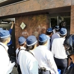 神戸山口組の本拠地事務所の捜索に入る捜査員ら=10日午前8時41分、淡路市