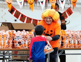 子どもたちにお菓子を配る組員ら=神戸市灘区篠原本町4、六代目山口組総本部 子どもたちにお菓子を配る組員ら=神戸市灘区篠原本町4、六代目山口組総本部