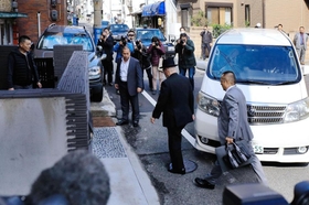 関連施設に集まる神戸山口組の組員と、警戒する捜査員ら=15日午前11時23分、神戸市中央区二宮町3 関連施設に集まる神戸山口組の組員と、警戒する捜査員ら=15日午前11時23分、神戸市中央区二宮町3