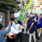 暴力団追放を訴えてパレードする住民ら(2016年8月20日撮影)