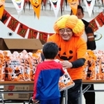 子どもたちにお菓子を配る組員ら=神戸市灘区篠原本町4、六代目山口組総本部