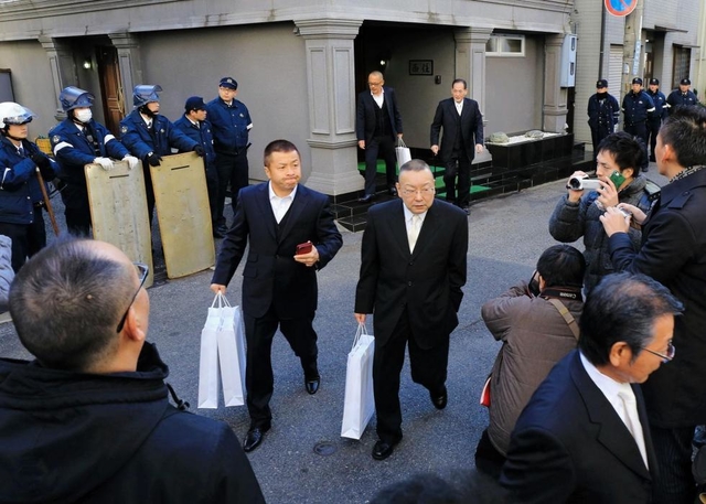 事始め式の会場とみられる事務所から出てくる神戸山口組の直系組長ら=13日午前、神戸市兵庫区福原町