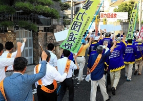暴力団追放を訴えてパレードする住民ら(2016年8月20日撮影) 暴力団追放を訴えてパレードする住民ら(2016年8月20日撮影)
