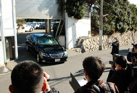 事始め式の後、山口組総本部から出てくる関係車両=13日午前、神戸市灘区篠原本町4 事始め式の後、山口組総本部から出てくる関係車両=13日午前、神戸市灘区篠原本町4