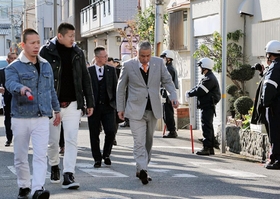 会合のため組事務所に集まる任侠山口組の幹部ら=13日午前、尼崎市東難波町4 会合のため組事務所に集まる任侠山口組の幹部ら=13日午前、尼崎市東難波町4