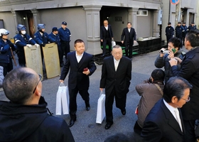 事始め式の会場とみられる事務所から出てくる神戸山口組の直系組長ら=13日午前、神戸市兵庫区福原町 事始め式の会場とみられる事務所から出てくる神戸山口組の直系組長ら=13日午前、神戸市兵庫区福原町