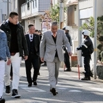 会合のため組事務所に集まる任侠山口組の幹部ら=13日午前、尼崎市東難波町4