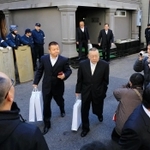 事始め式の会場とみられる事務所から出てくる神戸山口組の直系組長ら=13日午前、神戸市兵庫区福原町
