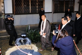 初詣に訪れた山口組の篠田建市組長(中央)ら=1日午前0時20分、神戸市灘区篠原北町4 初詣に訪れた山口組の篠田建市組長(中央)ら=1日午前0時20分、神戸市灘区篠原北町4