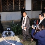 初詣に訪れた山口組の篠田建市組長(中央)ら=1日午前0時20分、神戸市灘区篠原北町4