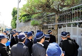 山口組総本部の捜索に入る兵庫県警の捜査員=4日午後1時53分、神戸市灘区篠原本町4 山口組総本部の捜索に入る兵庫県警の捜査員=4日午後1時53分、神戸市灘区篠原本町4