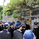 山口組総本部の捜索に入る兵庫県警の捜査員=4日午後1時53分、神戸市灘区篠原本町4