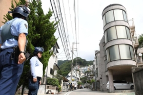 防弾チョッキを着た警察官が警戒し、現場周辺は一夜明けても物々しい雰囲気に=22日午前10時20分、神戸市中央区熊内町9 防弾チョッキを着た警察官が警戒し、現場周辺は一夜明けても物々しい雰囲気に=22日午前10時20分、神戸市中央区熊内町9