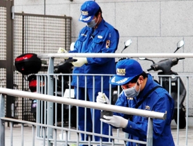 バイクが見つかった周辺を現場検証する捜査員=24日午前、神戸市中央区 バイクが見つかった周辺を現場検証する捜査員=24日午前、神戸市中央区