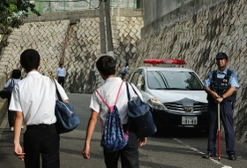 登校する中学生を見守る警察官=27日午前、神戸市中央区 登校する中学生を見守る警察官=27日午前、神戸市中央区