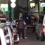 発砲事件があった現場周辺を調べる警察官=21日午後8時3分、神戸市中央区熊内町9