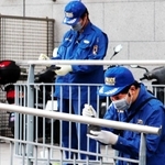 バイクが見つかった周辺を現場検証する捜査員=24日午前、神戸市中央区