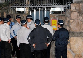 仮命令を出すため山口組総本部に集まった捜査員。赤と黄色の「使用制限」の標章が玄関に張られた=12日未明、神戸市灘区篠原本町4 仮命令を出すため山口組総本部に集まった捜査員。赤と黄色の「使用制限」の標章が玄関に張られた=12日未明、神戸市灘区篠原本町4
