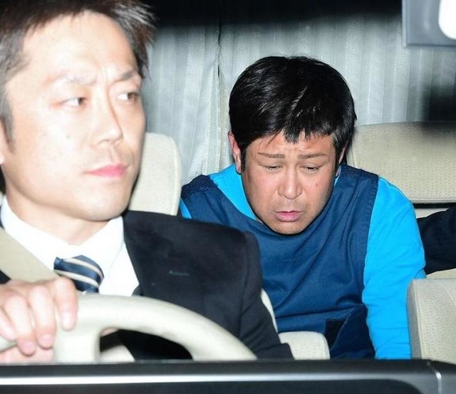兵庫県警尼崎南署に移送される朝比奈久徳容疑者(右)=29日午後5時32分、尼崎市浜田町4