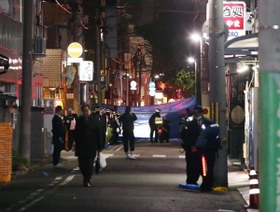 発砲事件があった現場付近=27日午後6時15分、兵庫県尼崎市神田南通1 発砲事件があった現場付近=27日午後6時15分、兵庫県尼崎市神田南通1
