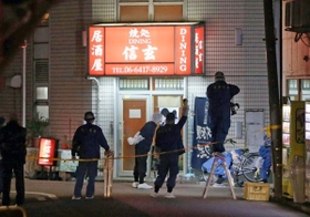 発砲事件の現場を調べる捜査員ら=27日午後7時1分、尼崎市神田南通1 発砲事件の現場を調べる捜査員ら=27日午後7時1分、尼崎市神田南通1