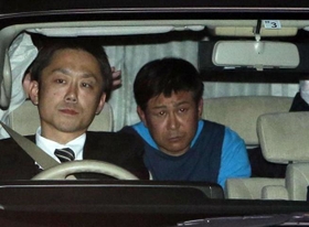 兵庫県警尼崎南署に移送される朝比奈久徳容疑者(右)=29日午後5時32分、尼崎市浜田町4 兵庫県警尼崎南署に移送される朝比奈久徳容疑者(右)=29日午後5時32分、尼崎市浜田町4