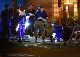 射殺事件があった現場付近を調べる兵庫県警の捜査員=27日夜、尼崎市神田南通1 射殺事件があった現場付近を調べる兵庫県警の捜査員=27日夜、尼崎市神田南通1