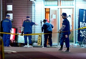 射殺事件があった現場付近を調べる兵庫県警の捜査員=27日夜、尼崎市神田南通1 射殺事件があった現場付近を調べる兵庫県警の捜査員=27日夜、尼崎市神田南通1
