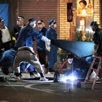 発砲現場は繁華街の一角。現場周辺は物々しい雰囲気に包まれた=27日午後8時31分、尼崎市神田南通1