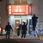 発砲事件の現場を調べる捜査員ら=27日午後7時1分、尼崎市神田南通1