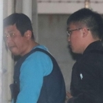 尼崎南署に移送された朝比奈久徳容疑者(左)=29日午後5時32分、尼崎市浜田町4