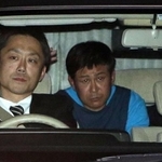 兵庫県警尼崎南署に移送される朝比奈久徳容疑者(右)=29日午後5時32分、尼崎市浜田町4