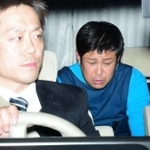 兵庫県警尼崎南署に移送される朝比奈久徳容疑者(右)=29日午後5時32分、尼崎市浜田町4