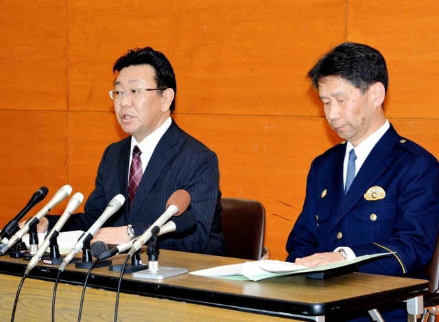 逮捕を受け会見する山本真一・兵庫県警暴力団対策課長(左)と城垣敦夫・葺合署長=4日午前3時、葺合署