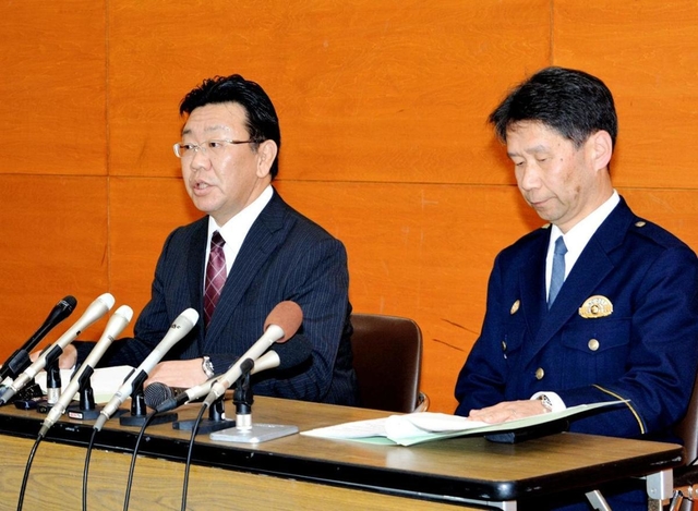 逮捕を受け会見する山本真一・兵庫県警暴力団対策課長(左)と城垣敦夫・葺合署長=4日午前3時、葺合署
