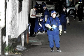 山口組系組員が銃撃された現場周辺を調べる兵庫県警の捜査員=8月21日夜、神戸市中央区熊内町9 山口組系組員が銃撃された現場周辺を調べる兵庫県警の捜査員=8月21日夜、神戸市中央区熊内町9
